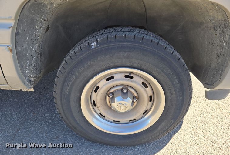 image for item EN8725 2001 Dodge Ram 1500 Club Cab pickup truck