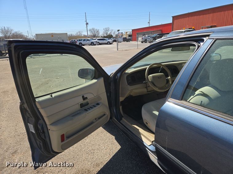 image for item EN8726 2009 Ford Crown Victoria  