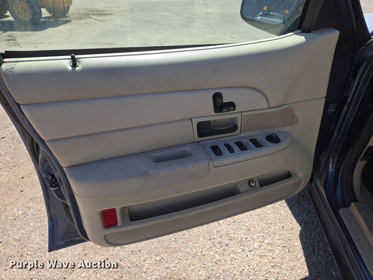 image for item EN8726 2009 Ford Crown Victoria  