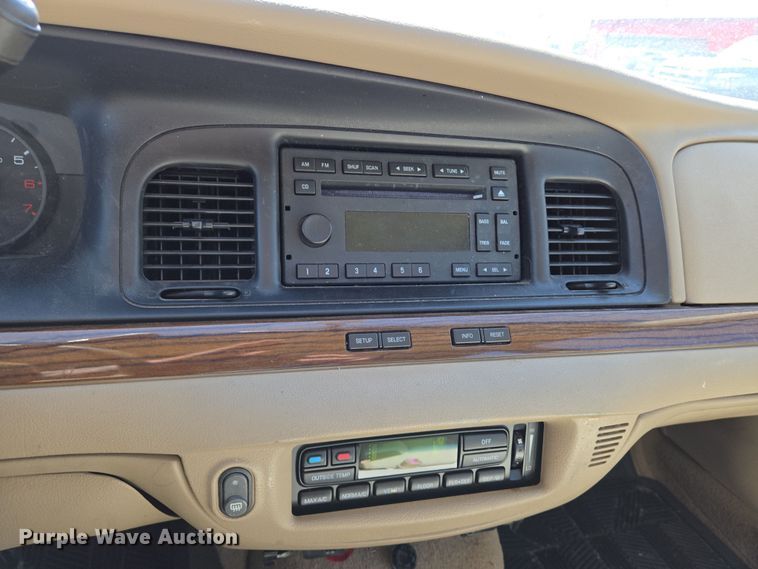 image for item EN8726 2009 Ford Crown Victoria  