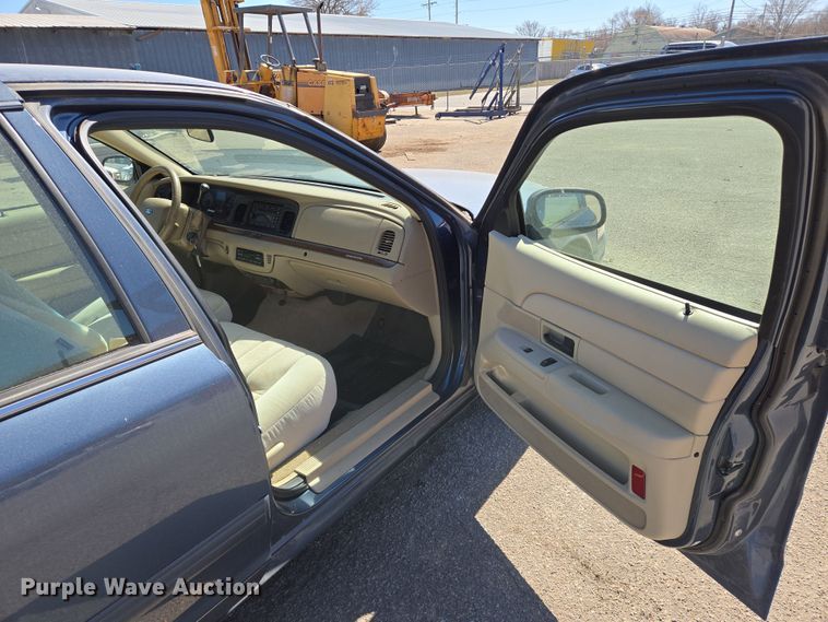 image for item EN8726 2009 Ford Crown Victoria  