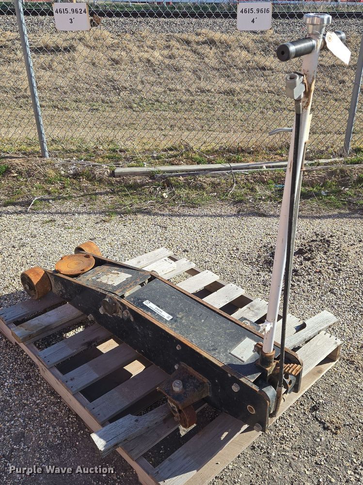 image for item EN8768 Omego floor jack