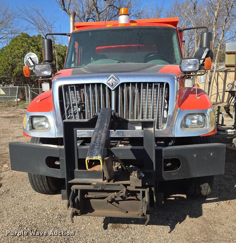 image for item EN8772 2007 International  7400 dump truck