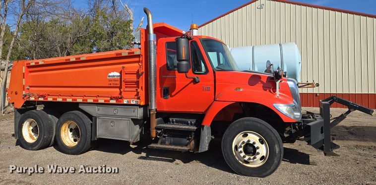 image for item EN8772 2007 International  7400 dump truck
