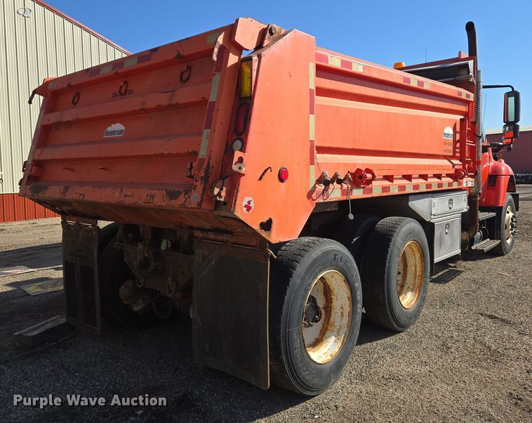 image for item EN8772 2007 International  7400 dump truck