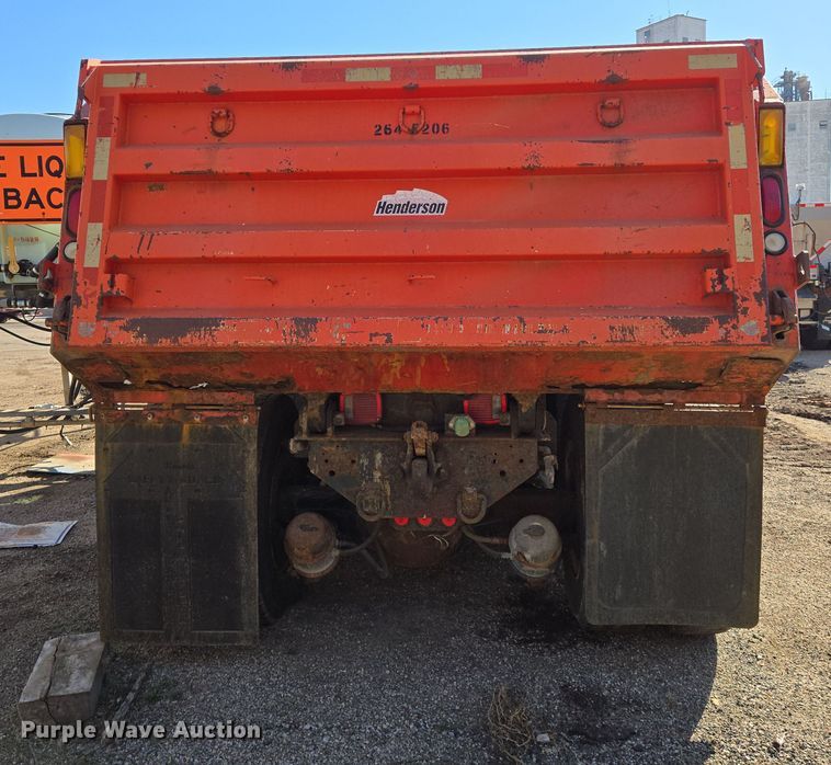 image for item EN8772 2007 International  7400 dump truck