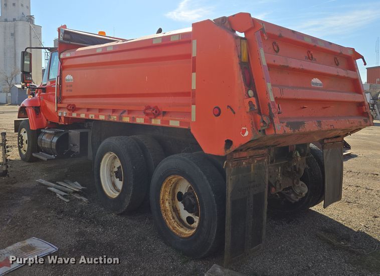 image for item EN8772 2007 International  7400 dump truck