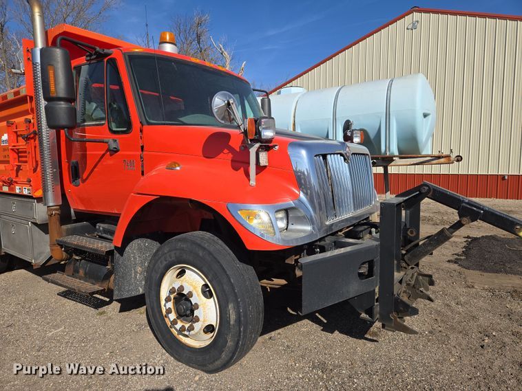 image for item EN8772 2007 International  7400 dump truck