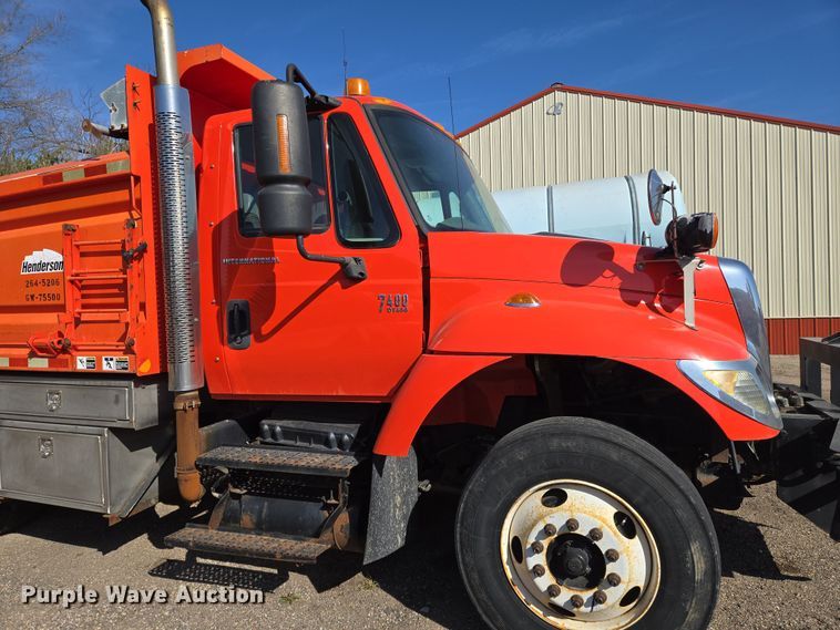 image for item EN8772 2007 International  7400 dump truck