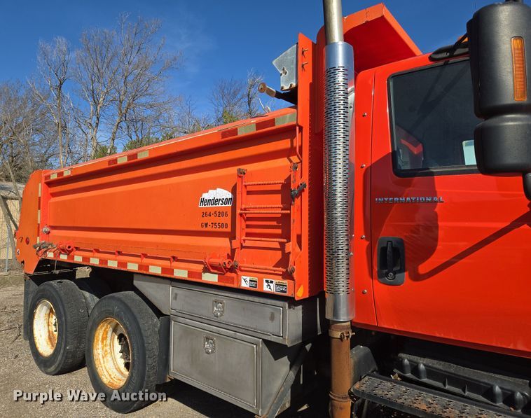 image for item EN8772 2007 International  7400 dump truck