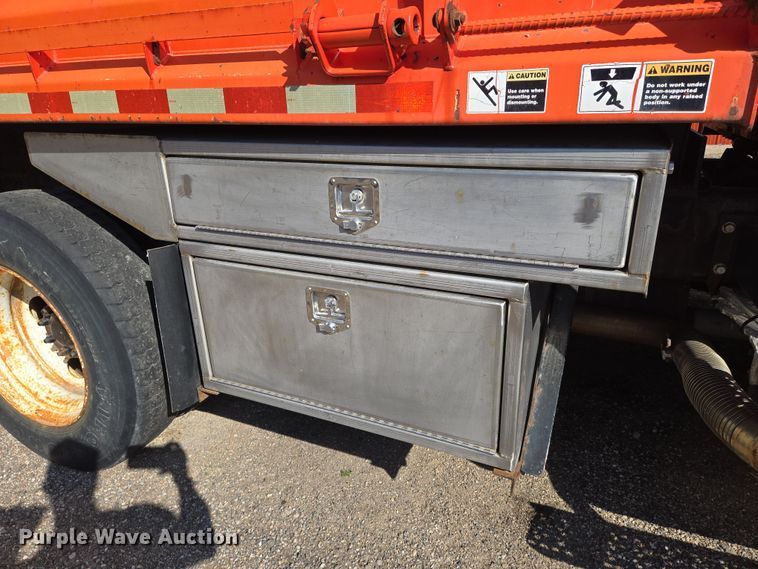 image for item EN8772 2007 International  7400 dump truck