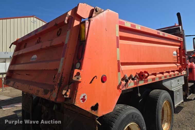 image for item EN8772 2007 International  7400 dump truck