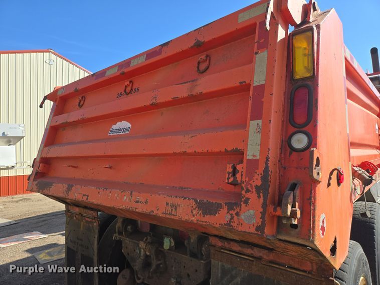 image for item EN8772 2007 International  7400 dump truck