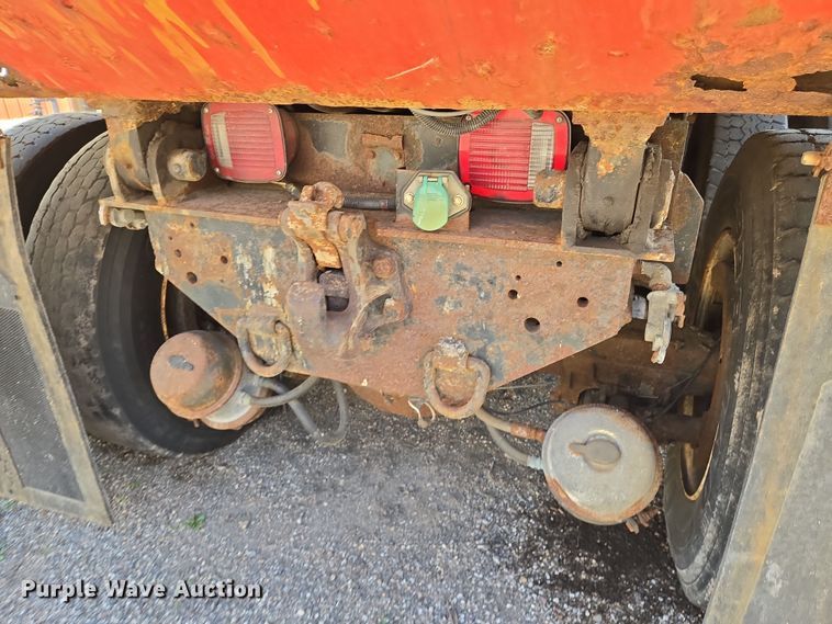 image for item EN8772 2007 International  7400 dump truck