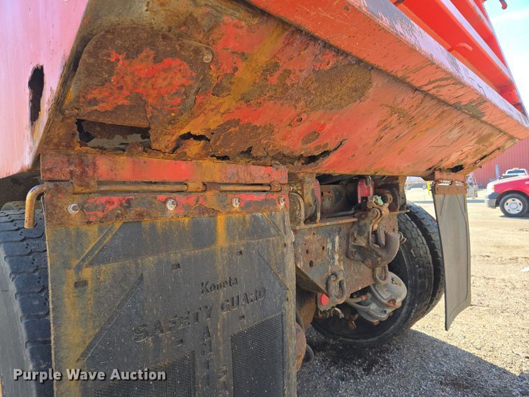 image for item EN8772 2007 International  7400 dump truck