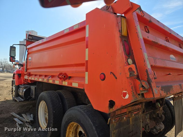image for item EN8772 2007 International  7400 dump truck