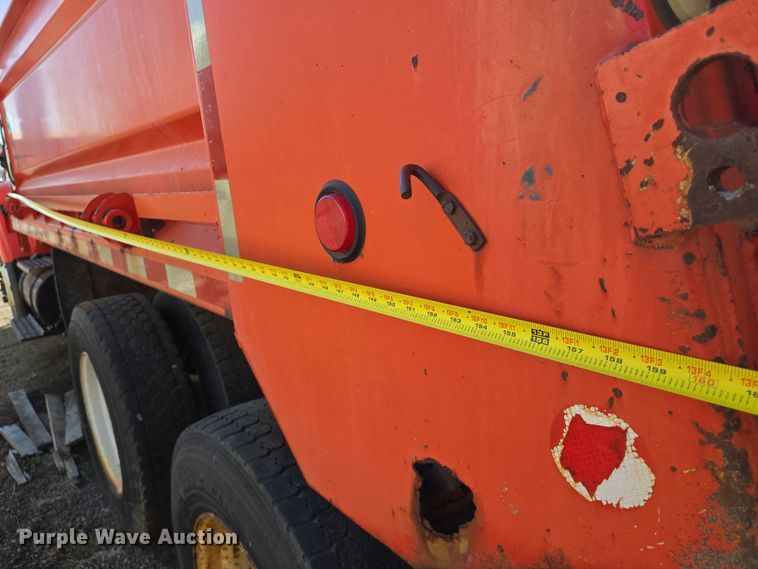 image for item EN8772 2007 International  7400 dump truck