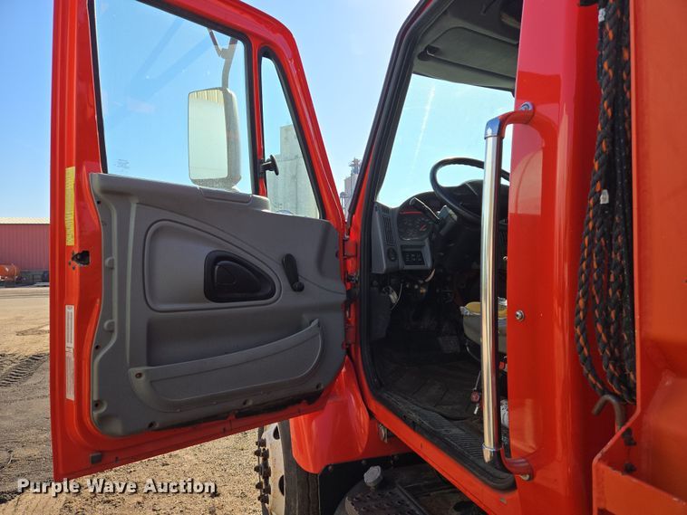 image for item EN8772 2007 International  7400 dump truck