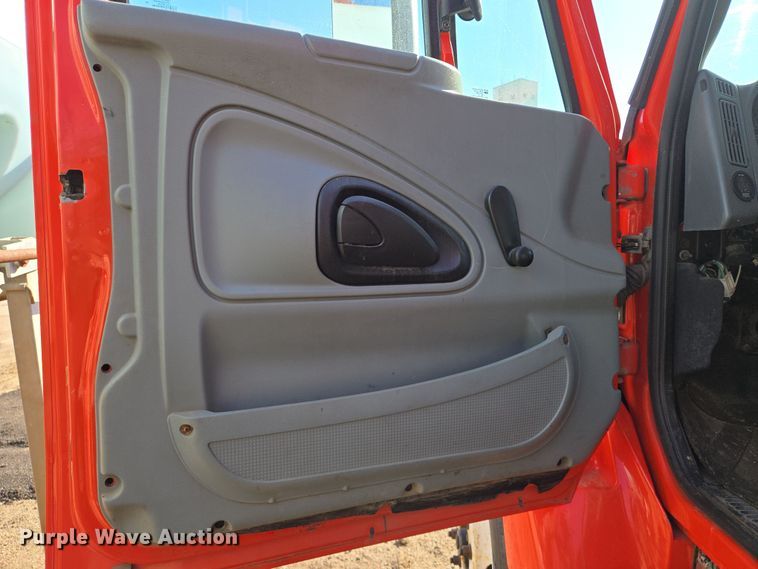 image for item EN8772 2007 International  7400 dump truck