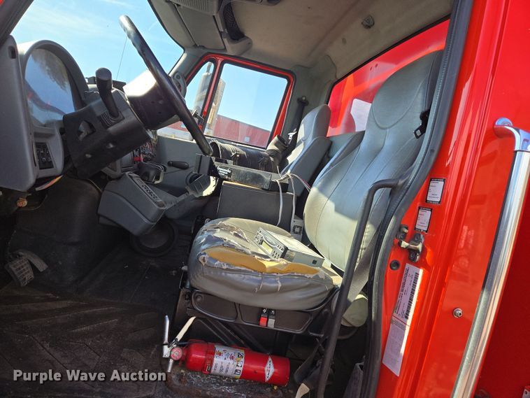 image for item EN8772 2007 International  7400 dump truck