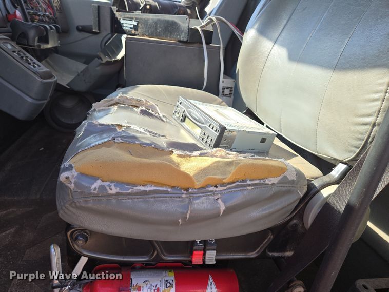 image for item EN8772 2007 International  7400 dump truck