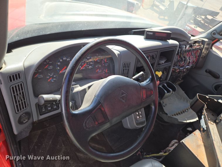 image for item EN8772 2007 International  7400 dump truck