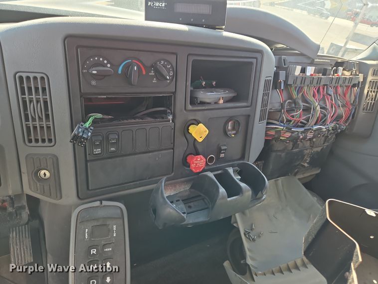 image for item EN8772 2007 International  7400 dump truck