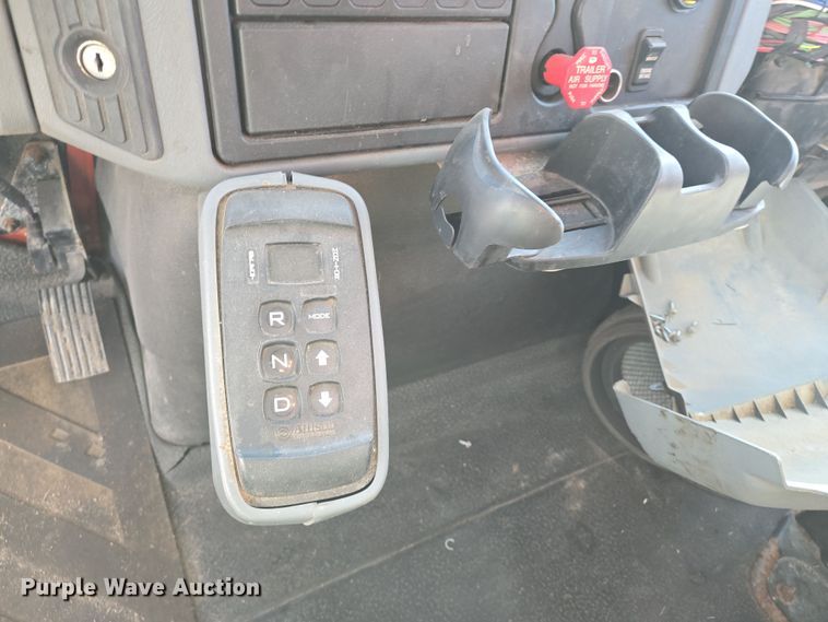 image for item EN8772 2007 International  7400 dump truck