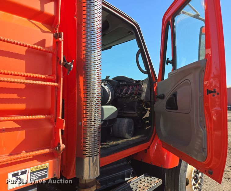 image for item EN8772 2007 International  7400 dump truck