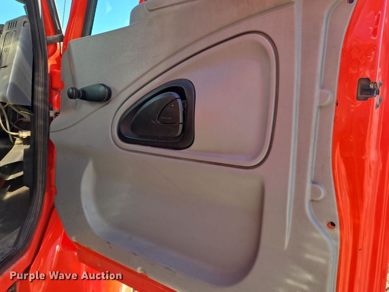 image for item EN8772 2007 International  7400 dump truck