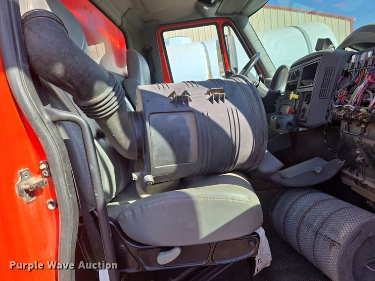 image for item EN8772 2007 International  7400 dump truck