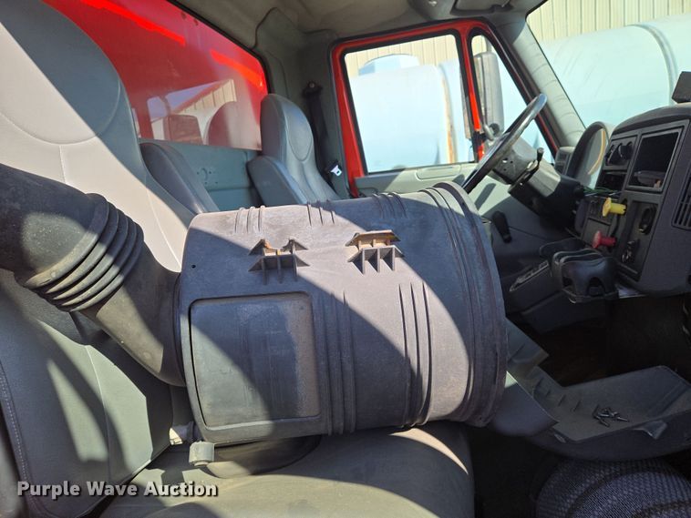 image for item EN8772 2007 International  7400 dump truck