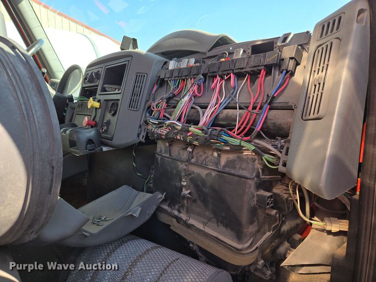 image for item EN8772 2007 International  7400 dump truck