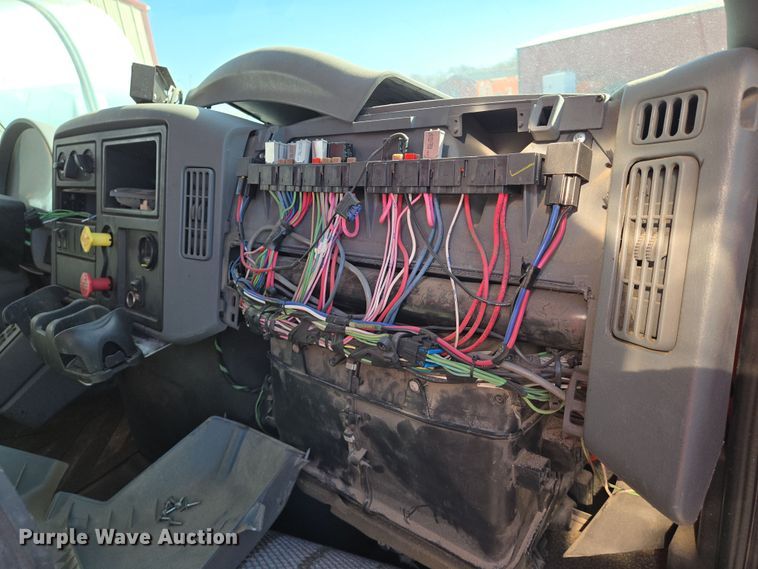 image for item EN8772 2007 International  7400 dump truck