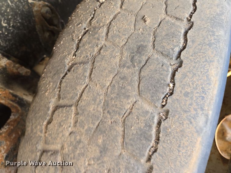 image for item EN8772 2007 International  7400 dump truck