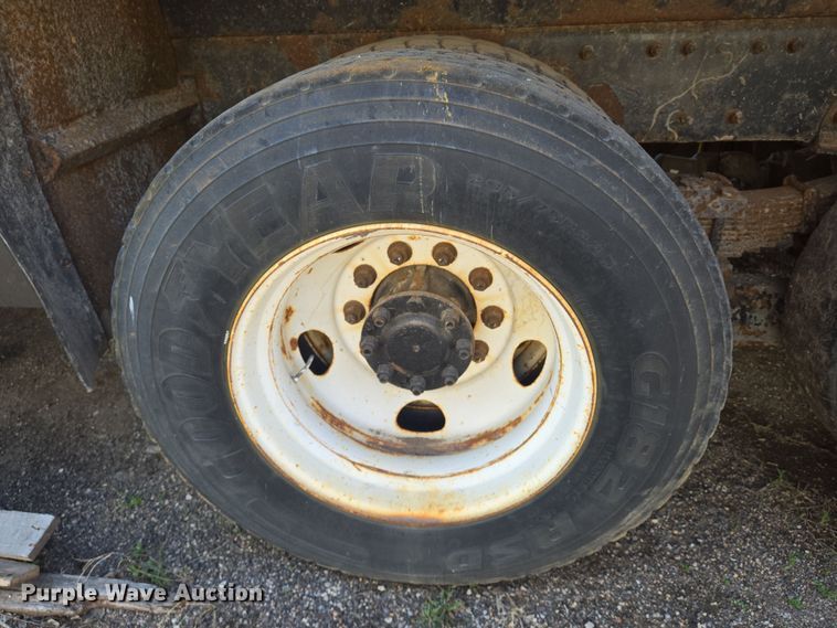 image for item EN8772 2007 International  7400 dump truck