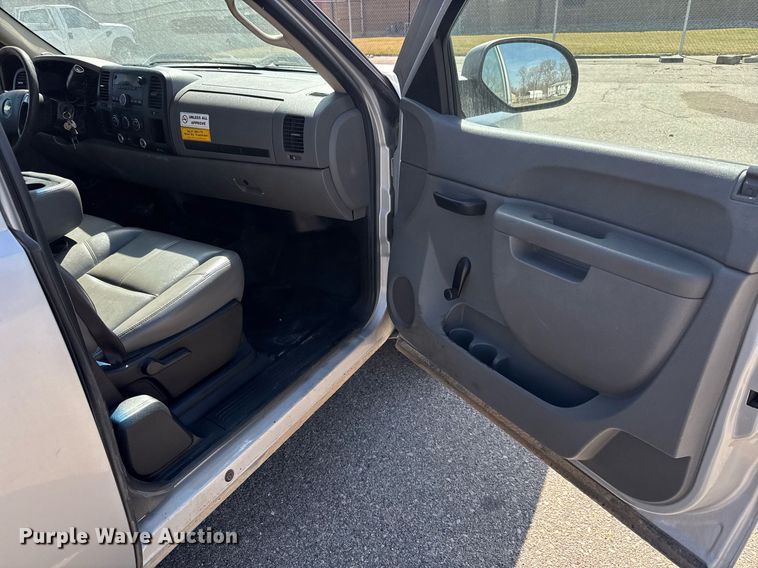 image for item EQ1205 2010 Chevrolet Silverado 1500 Ext. Cab pickup truck
