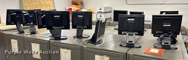 image for item NN9685 (13) HP monitors