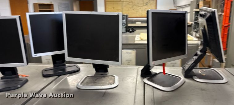 image for item NN9685 (13) HP monitors