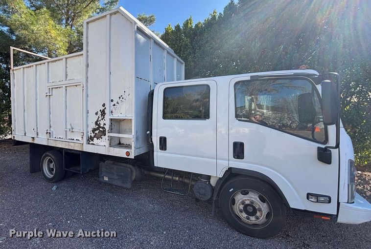 image for item DH8647 2016 Isuzu NRR chipper truck