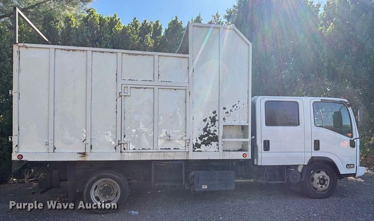 image for item DH8647 2016 Isuzu NRR chipper truck