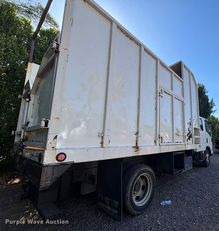 image for item DH8647 2016 Isuzu NRR chipper truck