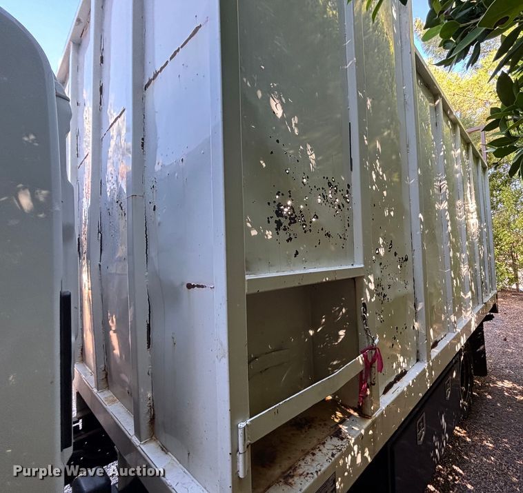 image for item DH8647 2016 Isuzu NRR chipper truck