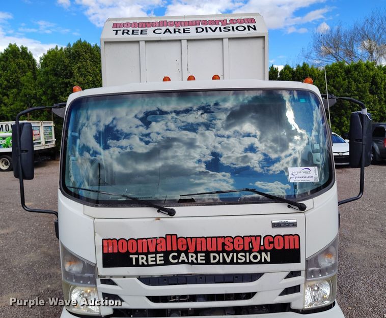 image for item DH8647 2016 Isuzu NRR chipper truck