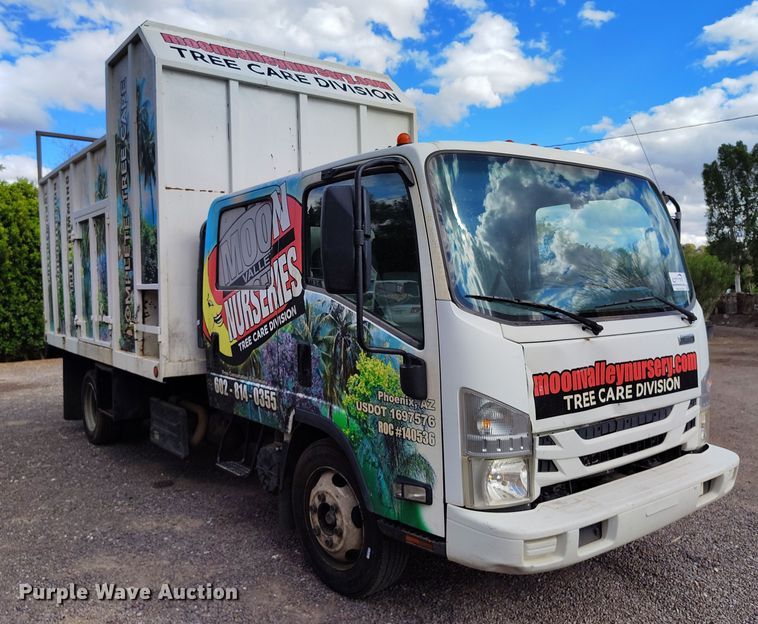 image for item DH8647 2016 Isuzu NRR chipper truck