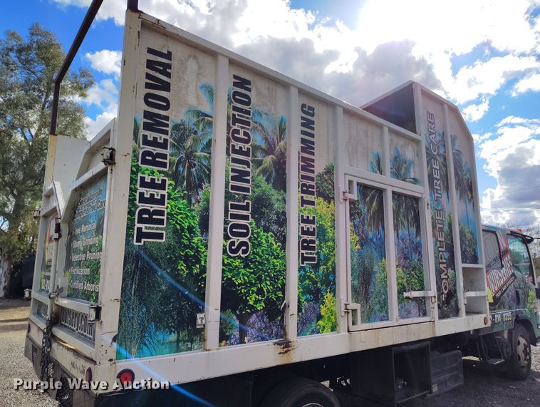 image for item DH8647 2016 Isuzu NRR chipper truck