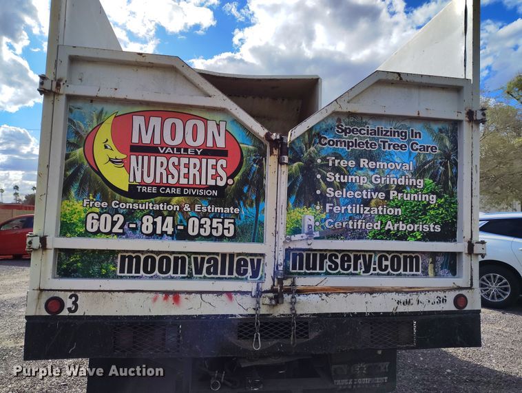 image for item DH8647 2016 Isuzu NRR chipper truck