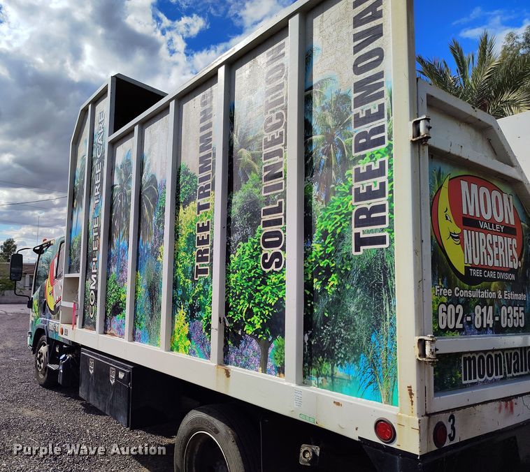 image for item DH8647 2016 Isuzu NRR chipper truck