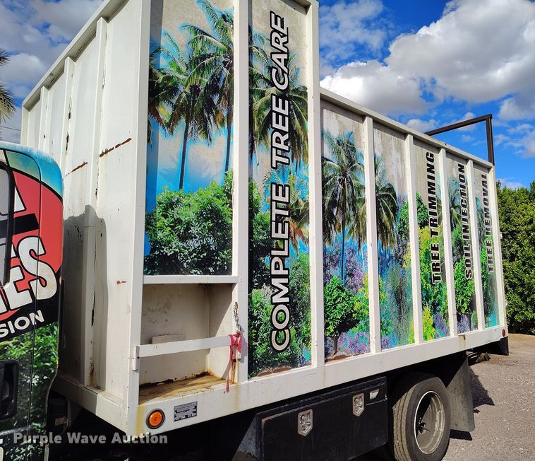 image for item DH8647 2016 Isuzu NRR chipper truck