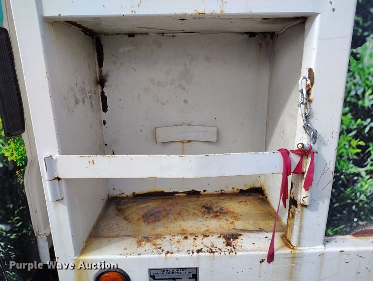 image for item DH8647 2016 Isuzu NRR chipper truck